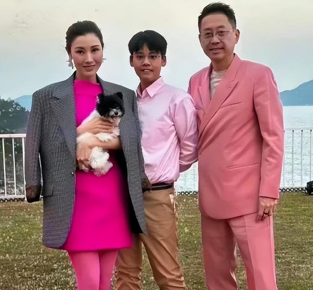 变样嘴巴外翻又高又壮比妈妈李嘉欣还要高米乐体育M6直播平台许晋亨14岁儿子长(图4)
