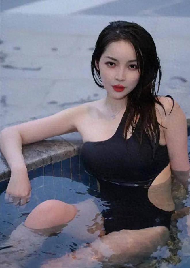 走光穿比基尼下水拍写真身材丰满凹凸有致米乐体育app网站台球美女王钟瑶不惧(图6)